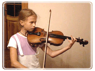 אנסטסיה בת 11, בתה של דנה. בנגינת יצירה של אוסקר רידינג